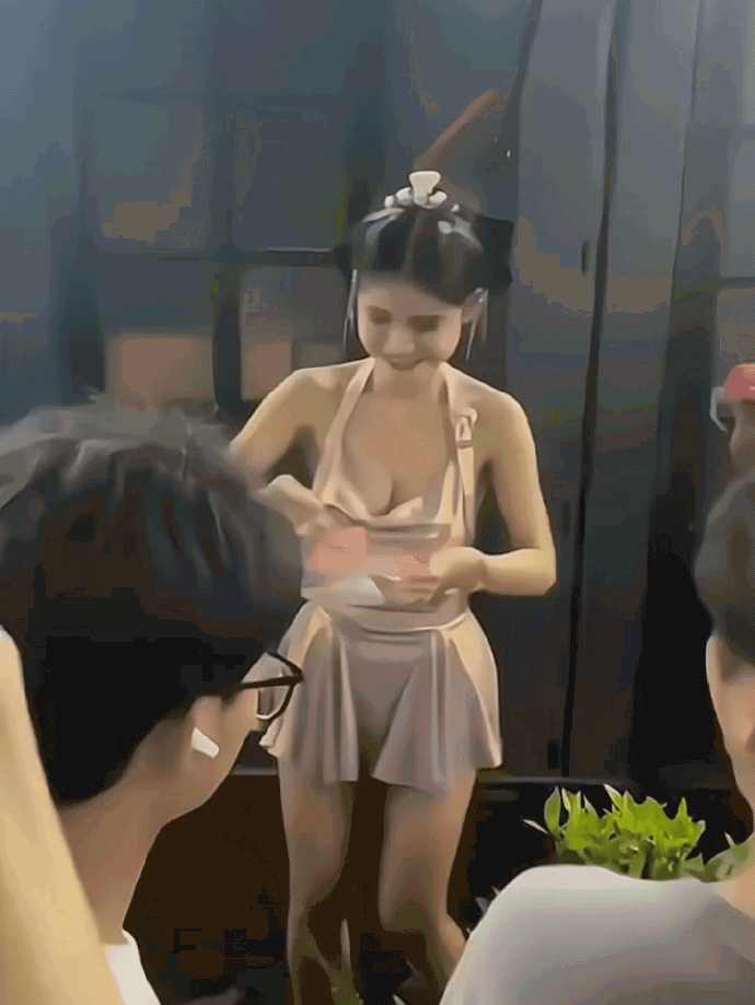 女明星背后惊天黑幕：被迫签署不平等合同，深陷娱乐圈“潜规则”