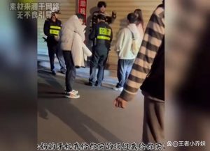 网红直播暴露身份丑闻：女主播“骗粉”事件引发公众愤怒