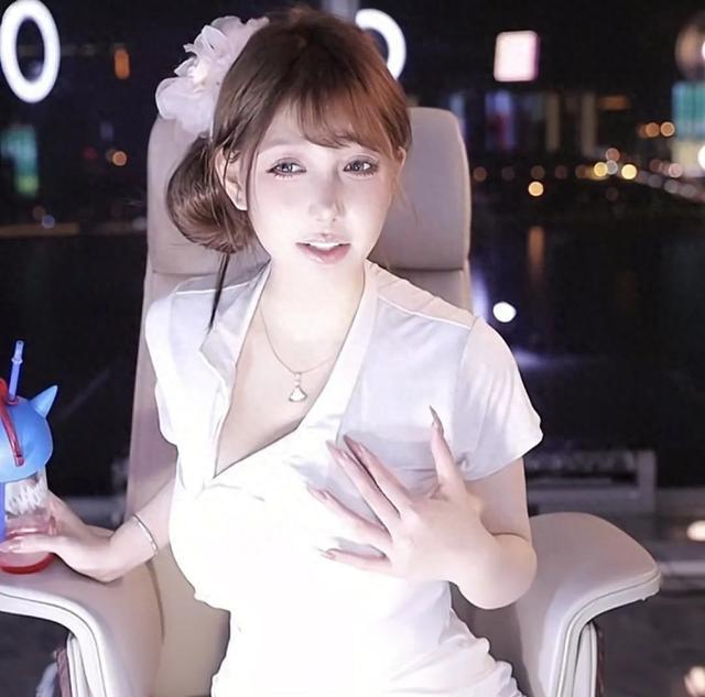 校园隐秘恋情曝光：某知名校花与学长的秘密约会被捉奸！