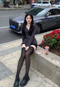 校园深夜“车震”事件：一对情侣因车内“亲密接触”被发现，竟藏有惊人背景！