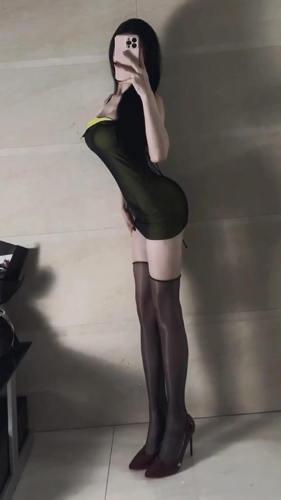 风头一时无两的“人气网红”阿丽，在豪车风波中翻车，成了网友的笑柄