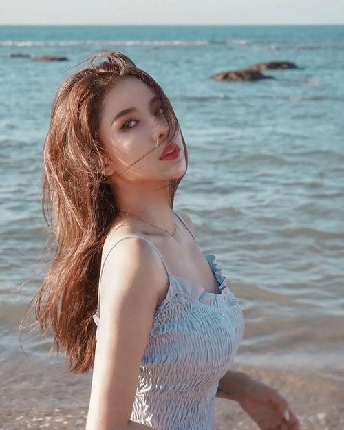 “女神级歌手”被曝深夜与神秘男子同返酒店，背后隐藏着令人震惊的秘密！