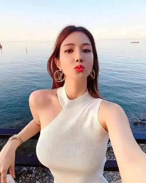 豪门千金私下与低调男友秘密约会，网友揭开她背后的“权力交易”！