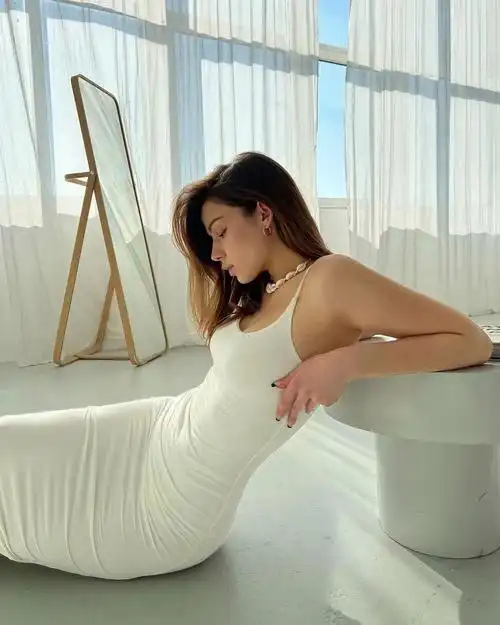 流量小生深夜亲吻神秘女子，网友纷纷狂猜“新恋情”曝光！